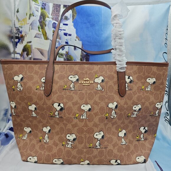 Coach X Peanuts tote In Signature Canvas With Snoopy Print - Picture 2 of 9